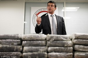 Manuel Valls shows off the cocaine seizure in September 2013